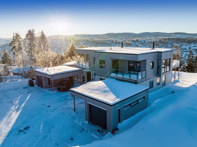 Nyoppført særegen arkitekttegnet bolig - Meget solrikt og flott utsikt fra begge sider av boligen - Carport og garasje