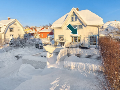 Pen 3-roms leilighet med stor vestvendt terrasse og sentral beliggenhet. P-plass.