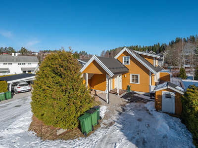 Pen enebolig med carport og stor, solrik terrasse. 2 stuer og varmepumpe. Rolig og barnevennlig område, rett ved marka!