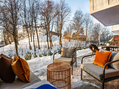 Påkostet 3-roms med idyllisk beliggenhet og garasje med EL. Rehabilitert i 2018. Sydvendt terrasse på 23m2.