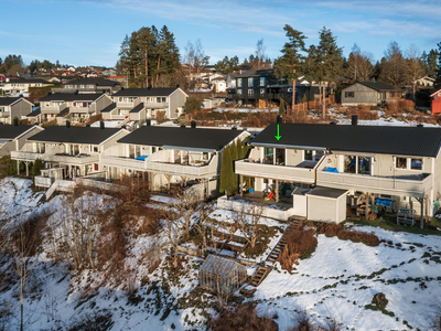 Påkostet halvpart av tomannsbolig - Garasjeplass - Solrik hage og uteplasser - Utsikt - Attraktivt og barnevennlig