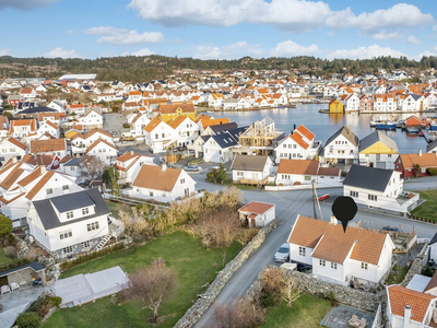 Påkostet og meget sjarmerende enebolig/fritidsbolig m/garasje - Sentral og flott beliggenhet - Stor og usjenert terrasse