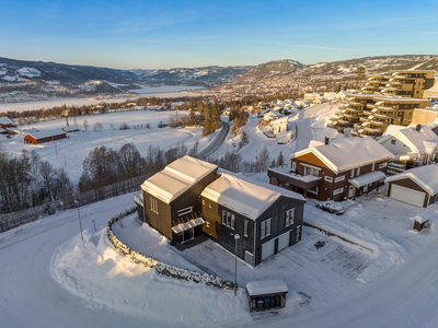 Påkostet og meget tiltalende enebolig med utleiedel og dobbelgarasje. Meget barnevennlig. Tur-og skimuligheter