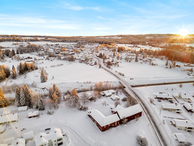 Raufoss: Småbruk med ca 35 mål tomt, låve, stabbur, bryggerhus og uthus. Kort vei til sentrum. Moderniseringsbehov.