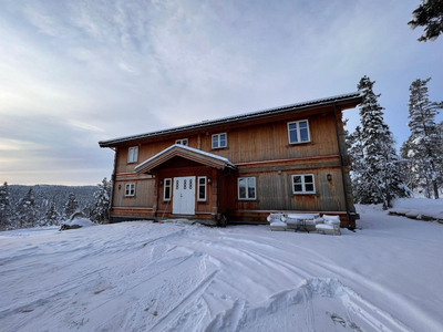 Ringebu/Gudbrandsdalen: Særegen eiendom med tomt over 3 mål. Stor enebolig over 3 plan. Anneks & garasjebygg over 2 plan