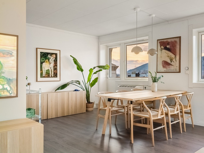 Rålekker leilighet med egen utleiehybel på beste Landås! 84 m² i bruksareal og solrik altan!