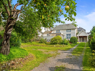 Sjarmerende enebolig med meget sentral beliggenhet | Frodig og skjermet hage | Carport | Kort vei til 