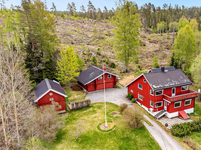 Sjarmerende enebolig med stor og innbydende gårdsplass | Hele 4 bygg på eiendommen | Rolig og barnevennlig beliggenhet