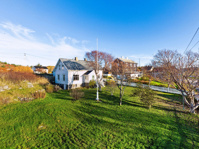 Sjarmerende og stor eiendom (helårsbolig) med flott beliggenhet! Garasje, nausttomt og båtplass.