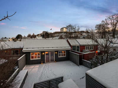 SJELDEN MULIGHET PÅ BAKKLANDET. Fantastisk stue- og kjøkkenløsning. Store solrike uteområder. Utsikt. Parkering.