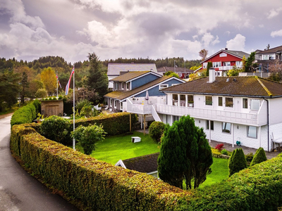 Skogsvåg | Familiebolig med pent opparbeidet hage - Sentral beliggenhet - Garasje, el-lader - Solrik tomt - Barnevennlig