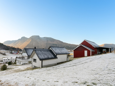 Småbruk med godt vedlikeholdte bygninger. Flott utsikt utover dalen og til fjorden. Jaktrettigheter.