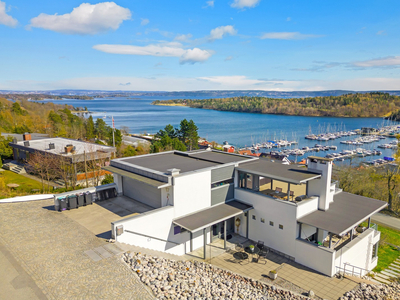 Stilig og moderne funkishus med panoramautsikt over Leangbukta og Oslofjorden - Takterrasse på 60 kvm - Jordvarme