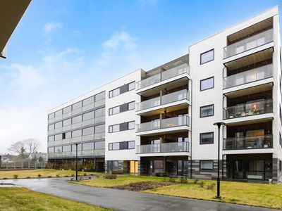 Stilren og luftig 2-roms selveier med lun balkong, garasjeplass og boder. Sentralt med nærhet til de fleste fasiliteter.