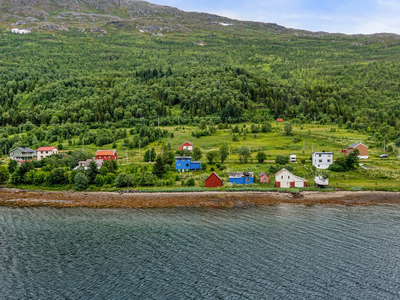 Stor eiendom med naturskjønn beliggenhet i Kattfjorden! Naust, fin utsikt og gode solforhold