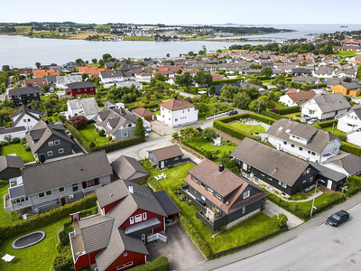 Stor og attraktiv enebolig med godkjent sokkelleilighet. Tomt på 760 kvm. Barnevennlig område nær sjø. Dobbel garasje.