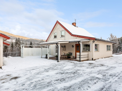 Stor og innholdsrik eiendom m/bolighus, verksted, anneks med garasje og separat garasje. Rolig og barnevennlig område.