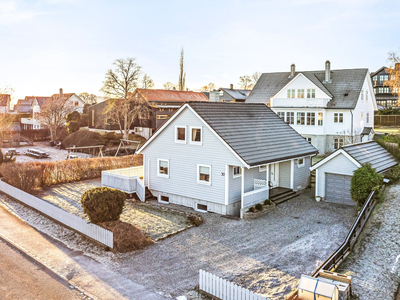 Stor og innholdsrik enebolig på 3 plan med garasje. Attraktiv beliggenhet. Flott hage og terrasse.