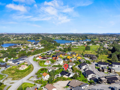 Stor og innholdsrik familiebolig med potensiale i stor kjeller/lager - solrike uteplasser - garasje.