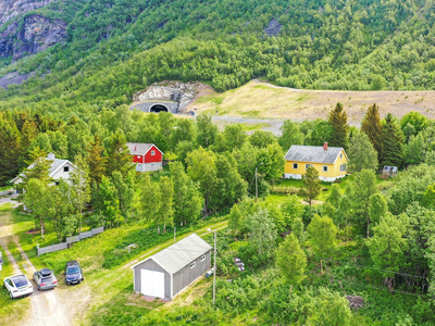 Storsandnes: Eiendom med enebolig, fjøs, garasje og naust I ca. 11 mål tomt I Nydelig beliggenhet