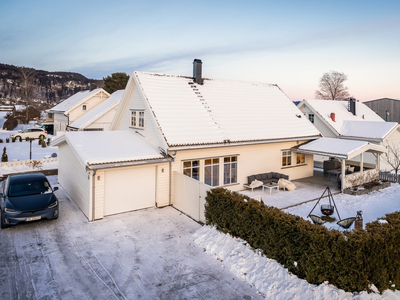 Tiltalende enebolig fra 2013 med garasje. 2 stuer. 2 bad. 4 sov. Vaskerom. Flott skjermet uteområde.