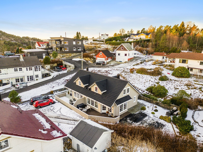 Tiltalende og flott 1/2 part av tomannsbolig med 3 soverom, 2 bad og 2 stuer. Påkostet hage m/nydelig skifterterrasse