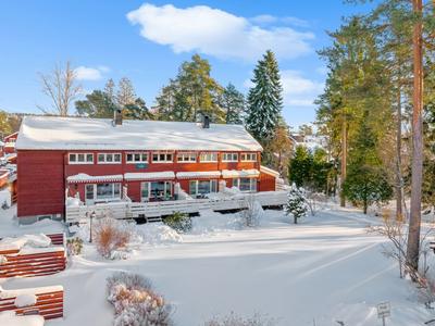 Tiltalende rekkehus over tre plan med to bad, kjellerstue og utgang til vestvendt terrasse/felleshage. Oppsal skolekrets