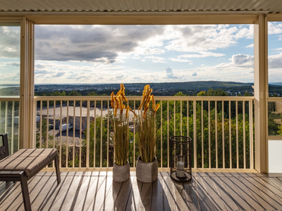 Toppleilighet med panoramautsikt og innglasset balkong - Garasjeplass - Varmtvann ink. i felleskostnader