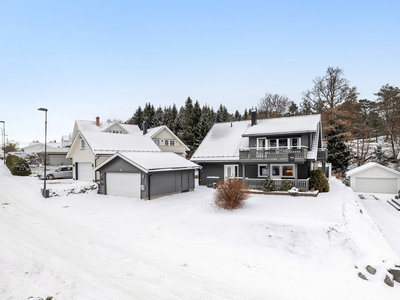 Tveteneåsen - Stor enebolig m/solrike uteplasser, lekker utestue og langstrakt utsikt. Garasje m/elbillader.