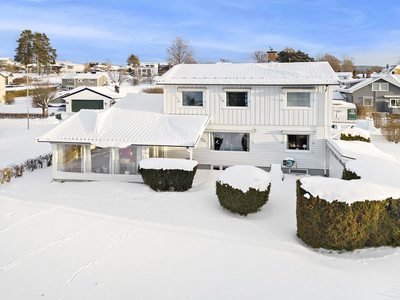 Velholdt og påkostet familiebolig. Etablert, attraktivt og barnevennlig villaområde. Garasje og carport.