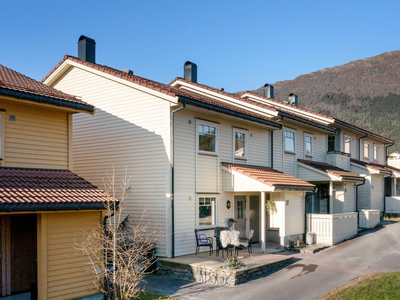 VIEBØEN - Lekker 5-roms familiebustad med solrike uteområder | Moderne | Carport | VISNING 22.01 kl. 16.30-17.30