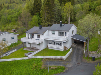 VISNING 16/1 ETTER AVTALE. Innholdsrik og velholdt bolig med 3 soverom sentralt på Fagernes. Parkering i carport som hol