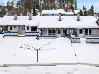 2-roms rekkehusleilighet på Fossumfeltet ca. 3 km. fra Brumunddal sentrum. Behov for renovering og modernisering.