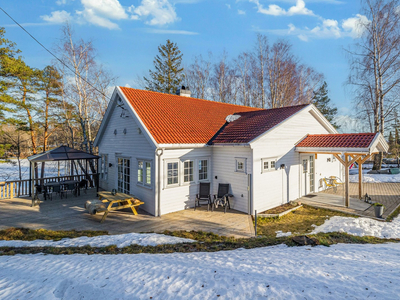 Attraktiv, innflyttingsklar og oppgradert enebolig med imponerende takhøyde og god standard. Stor terrasse og pen hage.