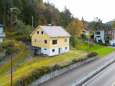 Enebolig sentralt beliggende i Eiken. Renoveringsbehov. Eiertomt med utsikt.