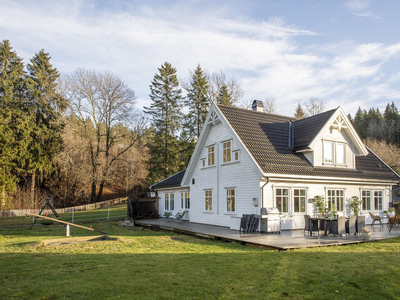 Familievennlig enebolig m/3(5) sov., peis og stor terrasse på ca. 94m2. Utleiedel på ca. 70m2 og solrik tomt på 1,2 mål.