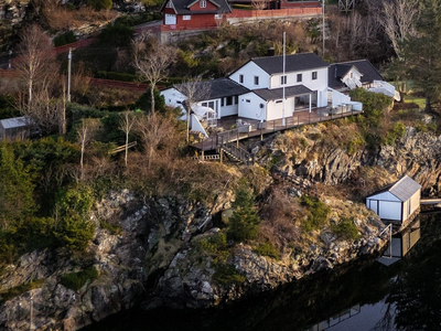 Enestående sjøeiendom med hybelleilighet, strandlinje, naust/brygge | Vestvendt og Perfekte solforhold | Trippel garasje