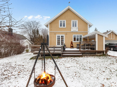 Flott enebolig med vannbåren varme - skjermet hage og sydvendt terrasse | 4 sov. | Loftstue | Dobbeltgarasje