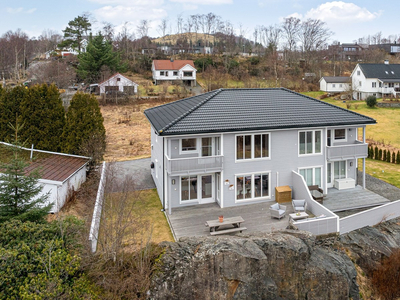 Flott og innholdsrik halvpart av tomannsbolig med utsikt! Skjermet og solrik terrasse og hage - 4 soverom!