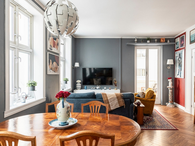 GRØNLAND/BJØRVIKA: Dekorativ, innholdsrik og lys 3-roms leilighet med balkong. Nytt kjøkken 2019. Sentralt!