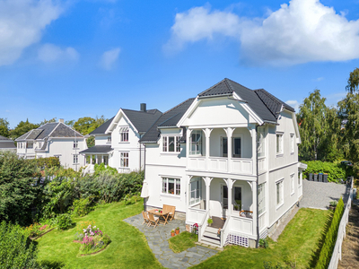 HAMAR/ØSTBYEN- Vesentlig oppusset villa i klassisk jugendstil. Moderne bolig full av sjarm med svært sentral beliggenhet