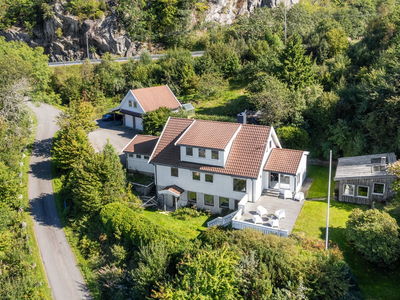 BUD FORELIGGER - Innholdsrik enebolig m/dobbel garasje - Stor tomt - Nydelig utsikt mot Rosfjorden - Båtplass og sjøbod.