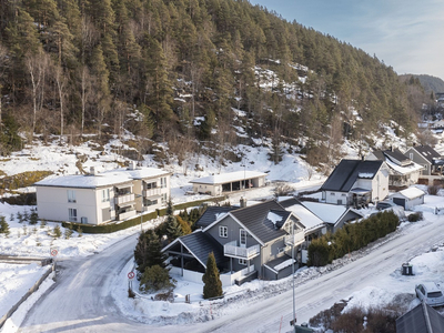 Innholdsrik enebolig med 4 soverom, 2 stuer, 2 bad og garasje. Påkostet. Nyere kjøkken. EL-bil lader.