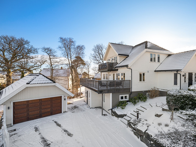 Innholdsrik enebolig med sjøutsikt og svært attraktiv beliggenhet på Andøya - 2 godkjente hybler - Sjelden mulighet!