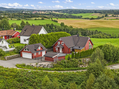 Innholdsrik enebolig med skjermet og rolig beliggenhet | Flott utsikt | Stor garasje m/ hems | Barnevennlig | Blindveg |