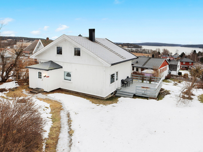 Innholdsrik og koselig enebolig med vakker utsikt over Femsjøen! Solrik tomt og kort vei til attraktive turområder.