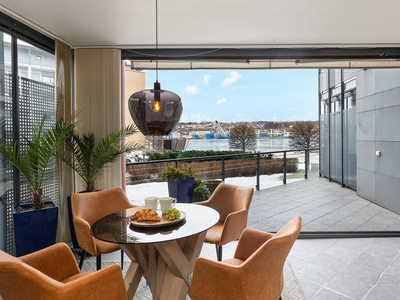 Lekker leilighet med 25 m2 terrasse - Flott sjøutsikt - Trappefri adkomst - Garasje m/ heisadkomst - Vannbåren gulvvarme