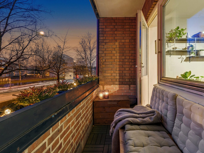 Lys & moderne 2-roms med balkong i populært borettslag| Varmtvann & fyring inkl. | Kan bli 3-roms | Idyllisk bakgård!