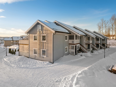 Lys og romslig 3- roms fra 2015 med naturskjønn beliggenhet | Vannbåren varme | Carport m/el-bil lader | Barnevennlig!