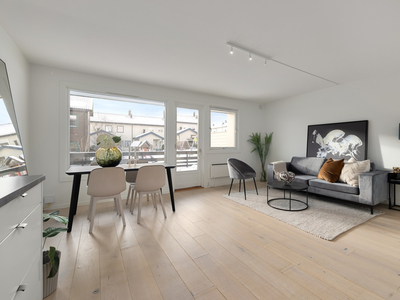 Moderne 3-roms leilighet oppusset i 2022 |Terrasse på ca. 24 kvm |Garasjeplass |Sentral og attraktiv beliggenhet